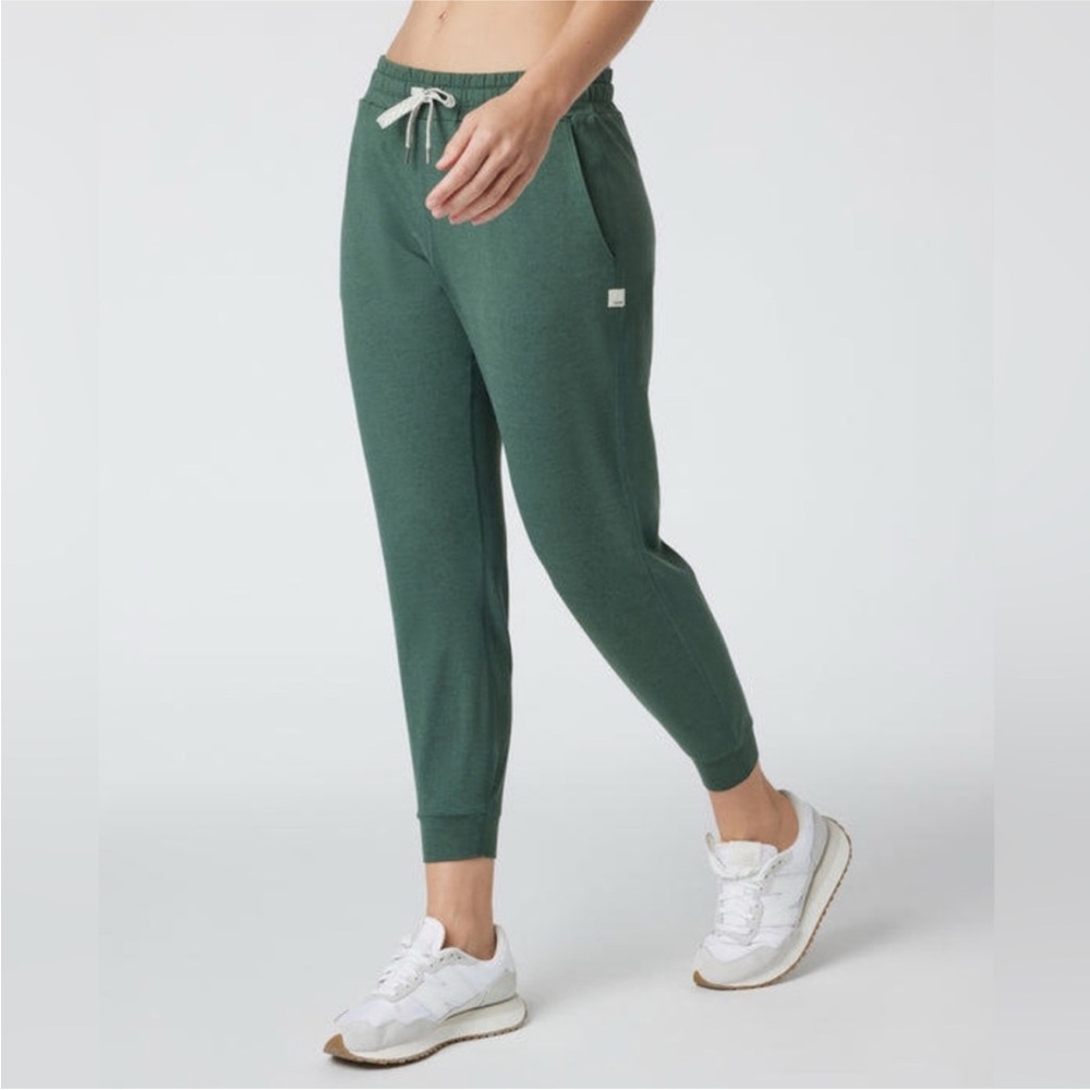 *Excellent Condition* Women's Green Vuori Jogger Pants size large